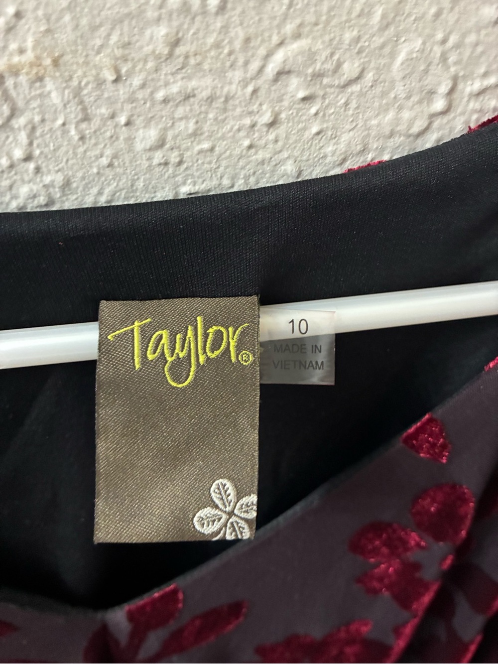 Taylor Women’s 10 Burgundy Floral Velvet Burnout V-Neck Long Sleeve Dress - Picture 3 of 8